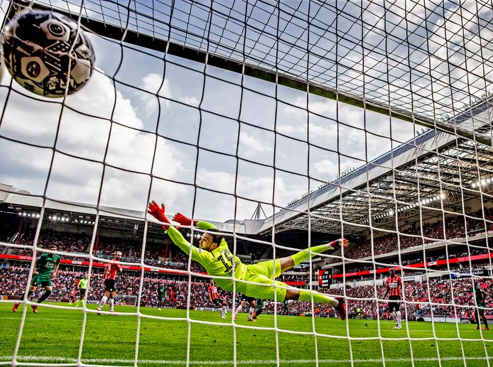 Feyenoorder Jens Toornstra haalt uit voor de 1-0. PSV-keeper Joël Drommel en verdediger Ramahlo kunnen het schot niet keren.
