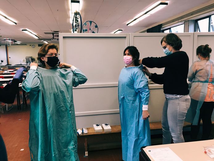 Medisch personeel maakt zich klaar om te testen in school De Brug.