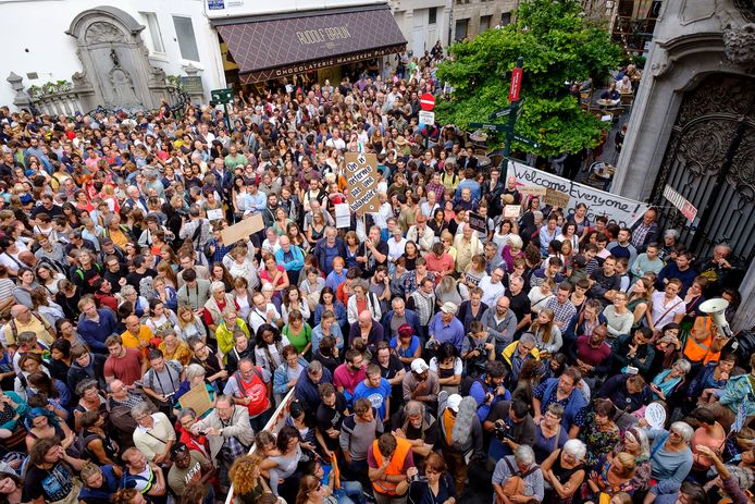 Vorige week bezette een menigte de straten rond Manneken Pis in Brussel, uit protest tegen de opsluiting van het eerste gezin in 127bis. Enkele dagen later beschadigden twee actievoerders een deel van het bloementapijt op de Grote Markt in Brussel uit protest.