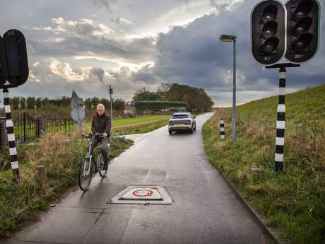 Bewoners en fietsers willen dat de paal op de Spuidijk weer omhoog gaat: ‘Enige echte oplossing’