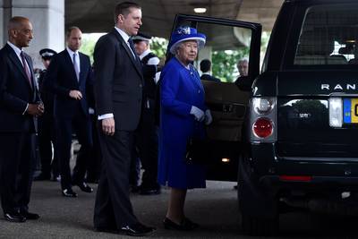 Queen Elizabeth en Prince William bezoeken getroffenen Grenfell Tower