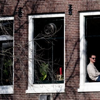 Amsterdam gaat bewoners helpen met doorvalbeveiliging: ‘Uit het raam vallen is zó eenvoudig te voorkomen’