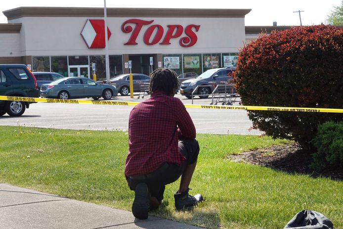 Mensen eren de slachtoffers na de schietpartij in een supermarkt in Buffalo.