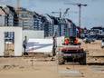 De opbouw van de strandbars in Knokke-Heist is volop bezig.