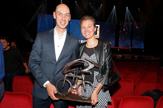 Sofie De Vuyst en haar Bart De Clercq met de trofee van Flandrienne van het Jaar.