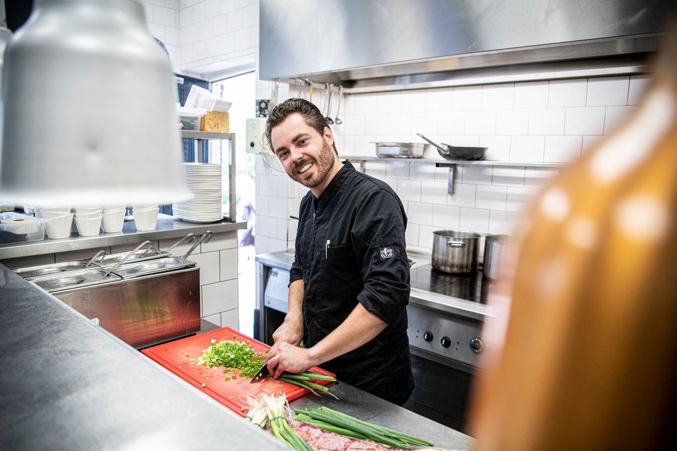 Chef-kok Frank van den Berk 'knijpt in zijn handjes' met zijn huidige werkgever maar heeft in het verleden ervaren hoe zwaar het horecavak kan zijn.