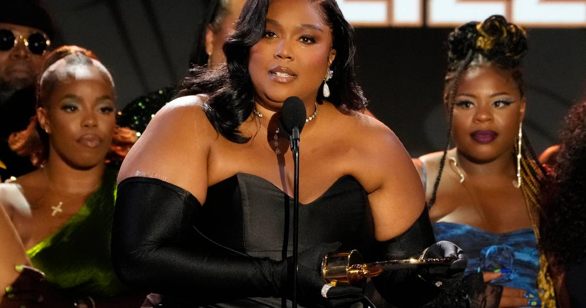 American Singer Lizzo Wins Award for Commitment to Social Justice and Equality
