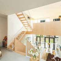 ‘Hoe hoger je komt, hoe meer privé’: binnenkijken in de hernieuwde rijwoning van Tine en Filip