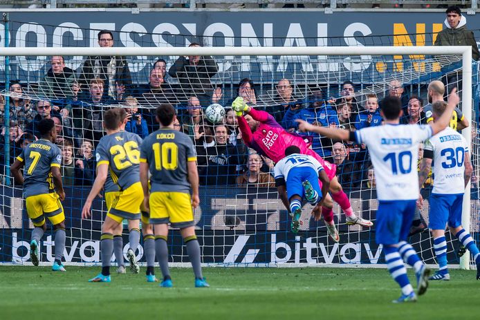 Ofir Marciano in actie tegen PEC.