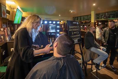 Eerst een biertje en dan in de stoel bij kapper Mandy Kleinveld