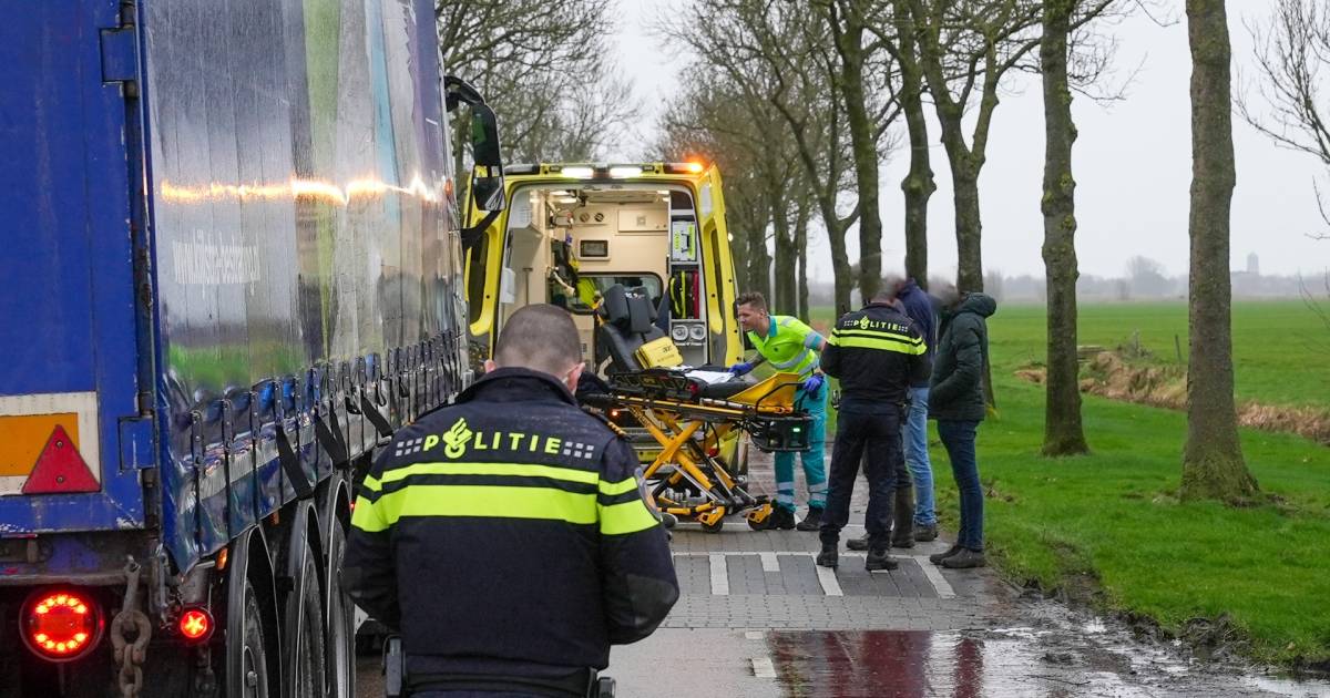 Fietser gewond bij botsing met vrachtwagen in Oijen.