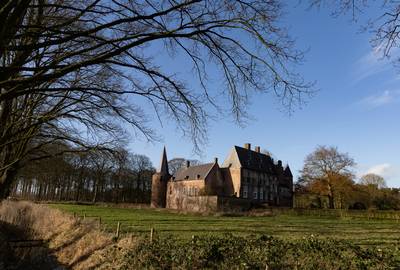Door bos en kasteel met de boswachter