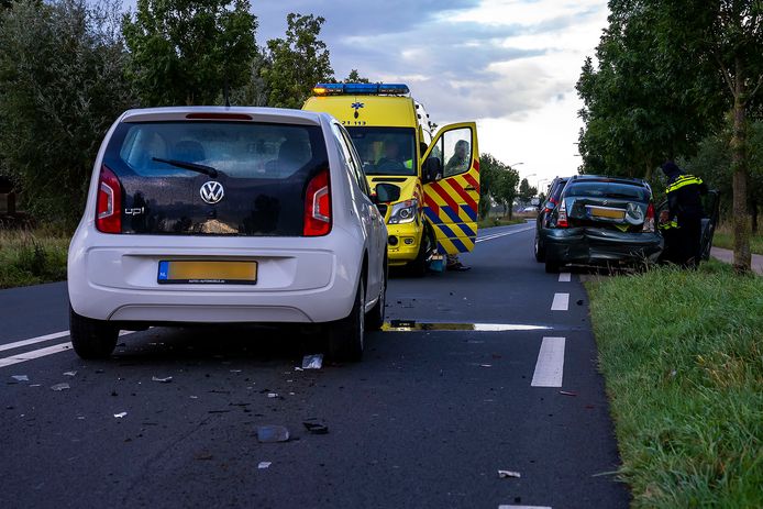 Drie auto's botsten op elkaar en Macharen.