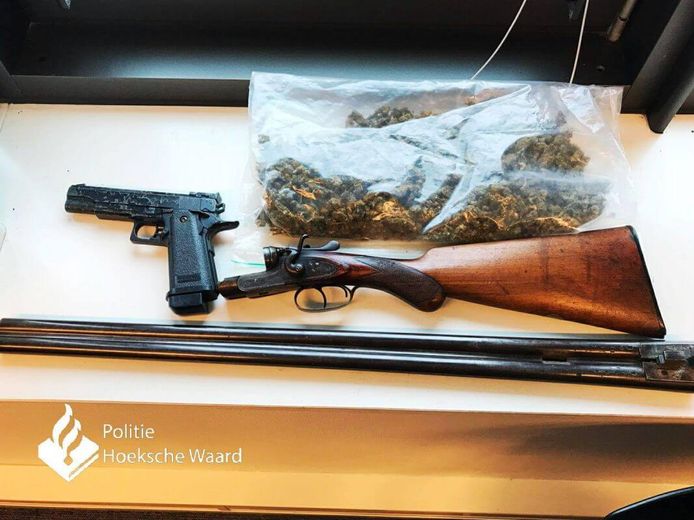 In de auto van de man trof de politie een balletjespistool, dubbelloops jachtgeweer en 488 gram hennep aan.