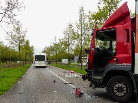 Vrachtwagen en stadsbus botsen in Enschede: weg tijdelijk afgesloten
