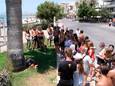 Toeristen op Mallorca leggen bloemen in de buurt van de plek waar Carlo Heuvelman overleed na een mishandeling.