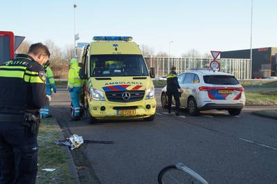Fietser zwaargewond na ongeluk in Nieuwkuijk, traumahelikopter ter plaatse