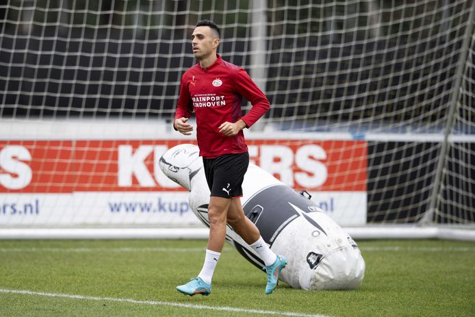 Eran Zahavi bij de training van PSV.