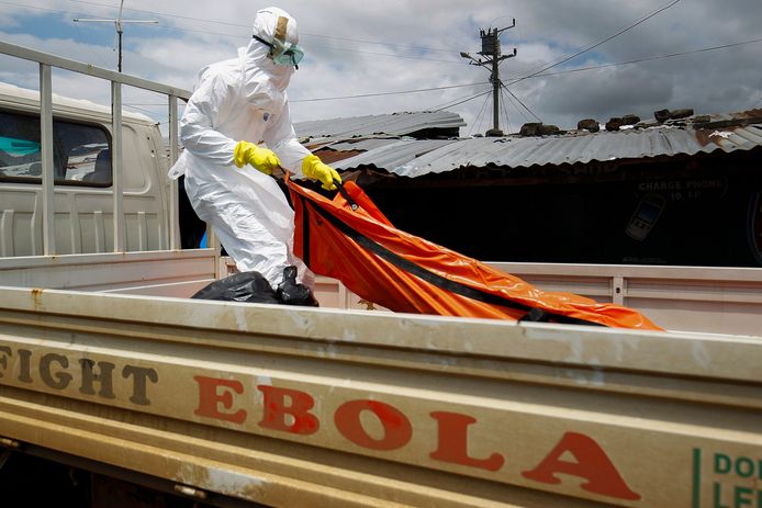Vijf miljoen dollar dat bestemd was voor de bestrijding van ebola in West-Afrika is verdwenen in zakken van fraudeurs.