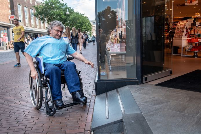 Toegankelijkheidsstrijder Jan Troost op archiefbeeld bij een wel erg steile rolstoelopgang in de Nijmeegse Burchtstraat.