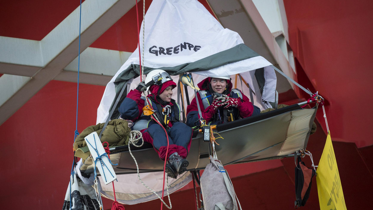 Greenpeace-activisten protesteren in de Barentszzee tegen Noorse plannen om naar poololie te boren. Beeld EPA