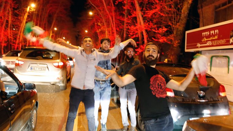 Iraanse mannen dansen in de straten van Teheran, nadat Iran donderdag een voorlopig akkoord met de vijf permanente leden van de VN-Veiligheidsraad en Duitsland bereikte over de inperking van zijn atoomprogramma Beeld anp