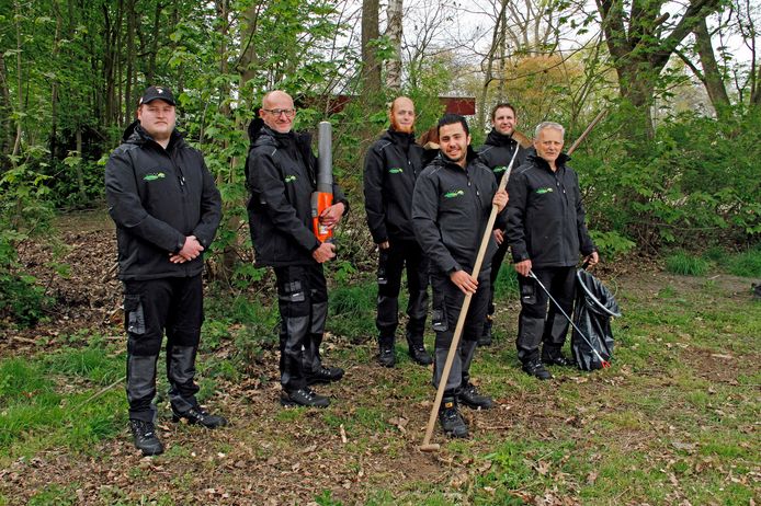 Een team van Carrousel Groen maakt de omgeving van Brabant Zorg-locaties schoon.