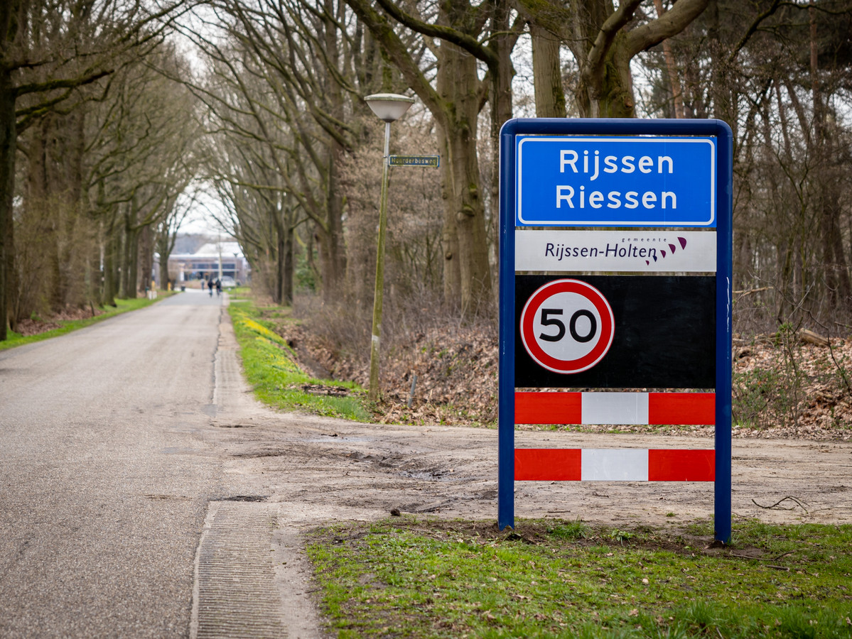 Nabij de Noorderbosweg staat het eerste plaatsnaambord in dialect.