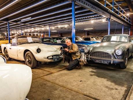 De 236 oldtimers van de barnfind in Dordrecht zijn drie dagen te bekijken, aan te raken en te besnuffelen