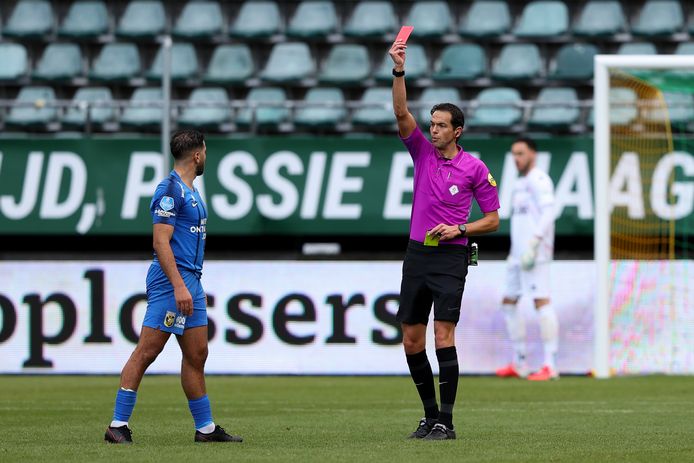 Oussama Tannane ontvangt de rode kaart van scheidsrechter Richard Martens.