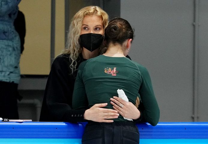 Coach Eteri Tutberidze geeft Kamila Valieva een knuffel.