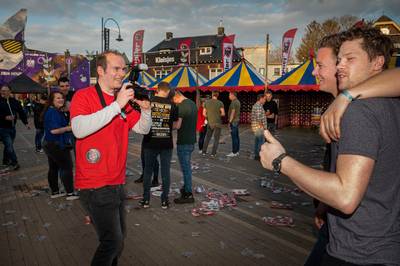 Fotograaf Paul van OnsBrabant hopt met camera van festival naar feesttent: ‘Bij ons draait het om he