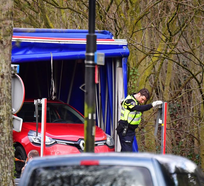 De auto die na de schietpartij in Utrecht werd gezocht, is teruggevonden aan de Tichelaarslaan. Het gaat om een rode Renault Clio. De auto was kort ervoor geroofd aan de Amerikalaan, een eind verderop.