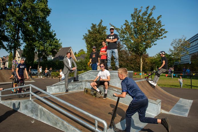 Ivo Kalis (midden, hoogste trede) bij de opening van het skatepark in Hoeven. Links burgemeester Bernd Roks.