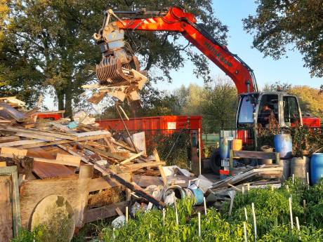Wie ruimt afvalberg op volkstuincomplex bij ’t Vaneker op: gemeente Enschede of tuinders?