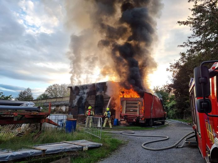 Op de pluimveekwekerij Wyverkens in Halle brandt het. Een vrachtwagen en een deel van de schuur vatte vuur.