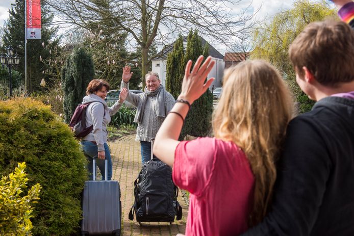 Anouk en Leo Lommen uit Waalre werden zaterdag uitgezwaaid en beginnen een een onzekere vakantie dwars door diverse coronagebieden.