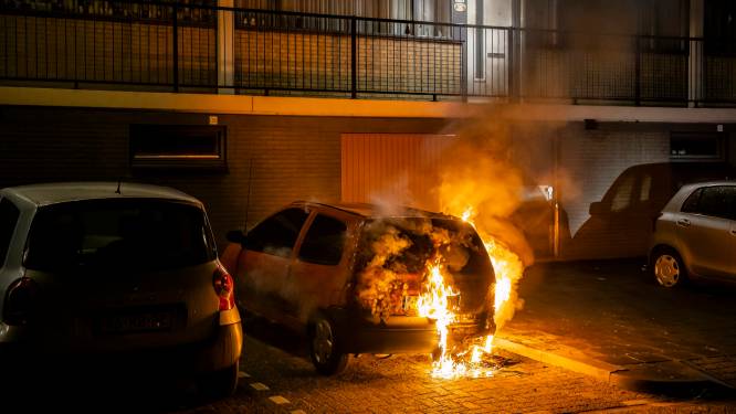 Autobrand voor flat in Tilburg, politie onderzoekt brandstichting