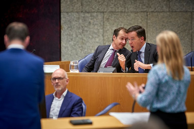 Den Haag, 25 april 2018 - Premier Mark Rutte en Minister Eric Wiebes van Economische Zaken en Klimaat (VVD) tijdens het Tweede Kamerdebat over de omstreden memo's rond de afschaffing van de dividendbelasting. Foto: Phil Nijhuis Beeld Phil Nijhuis