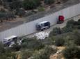 Een blik op vrachtwagens met hulpgoederen voor Gaza die werden tegengehouden nadat ze werden beschadigd door Israëlische kolonisten bij een controlepost bij Hebron op de door Israël bezette Westelijke Jordaanoever 14 mei 2024