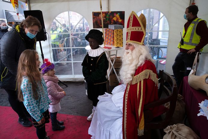 Sinterklaas ontving kinderen in een open tent in het centrum van Doesburg.