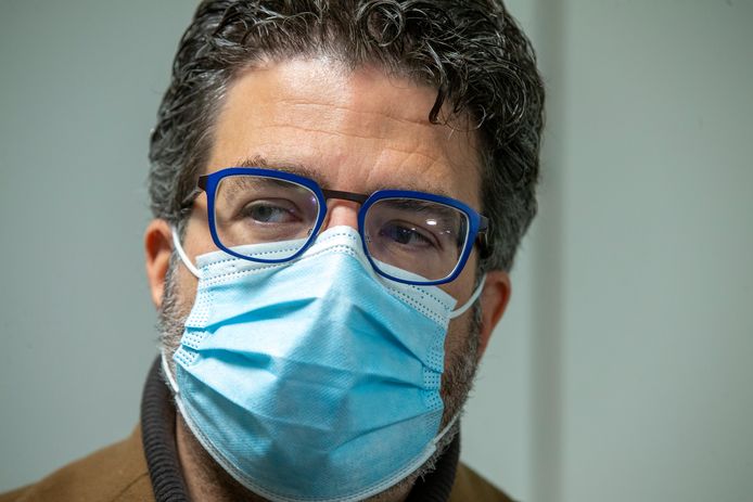 Viroloog Steven Van Gucht pleit voor het dragen van een mondmasker in binnenruimtes waar mensen samenkomen.