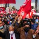 Tunesiërs gaan massaal de straat op voor het behoud van hun fragiele democratie