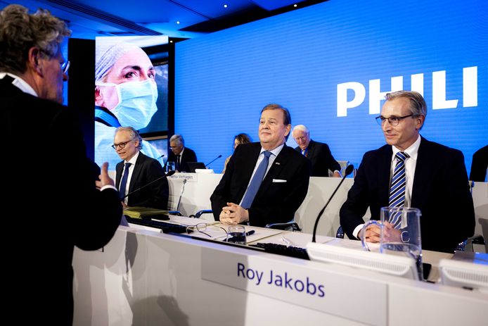 Feike Sijbesma en Roy Jakobs (rechts) van Philips voor aanvang van de jaarlijkse aandeelhoudersvergadering van het concern.