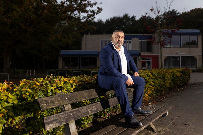 Hij was tunnelwachter in de Enschedese zuidwijken, werd wijkwachter van de Helmerhoek en bleef een pitbull. „Ik laat niet los. Ben eerlijk, direct en duidelijk.”