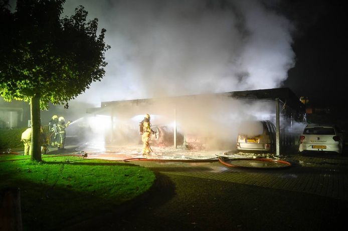 De brandweer was druk bezig met blussen vannacht