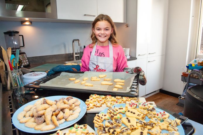 Saar (10) gaan woensdag live op instagram kerstkoekjes bakken.