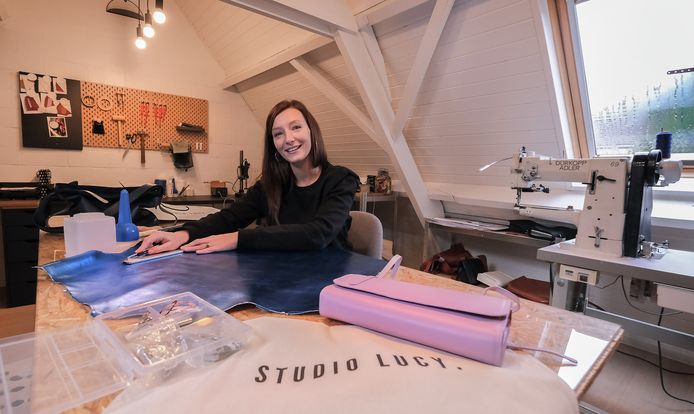 Steffi Vandorpe van Studio Lucy, in haar atelier, waar ze haar unieke lederen handtassen maakt.