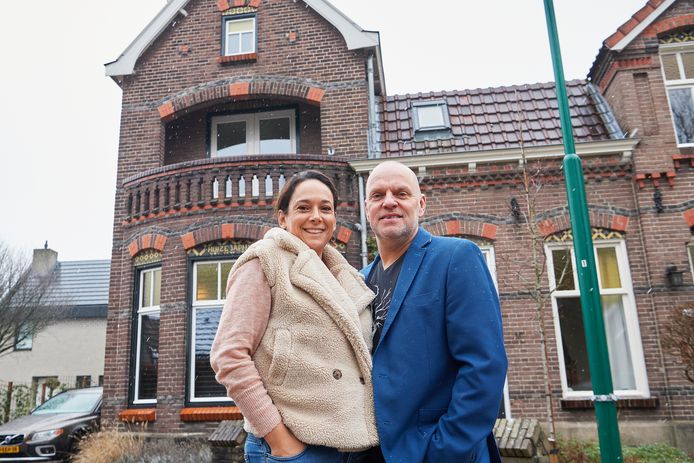 Simone en Marcel van Herpen voor hun huis aan de Hoofdstraat 82-B in Heeswijk-Dinther.