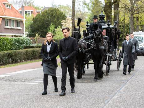 Ellen (60) verzorgde al vijf keer een corona-uitvaart: ‘Het was zó apart... Ik dacht: laat maar gebeuren’